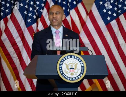 Washington, Stati Uniti. 18 settembre 2024. U. Il leader democratico del Sud, il Rep. Hakeem Jeffries, D-NY, pronuncia osservazioni durante una cerimonia della Medaglia d'oro del Congresso che riconosce le figure nascoste della NASA presso la Emancipation Hall del Campidoglio degli Stati Uniti, il 18 settembre 2024, a Washington, DC, le medaglie d'oro del Congresso sono state assegnate a Katherine Johnson, Dr. Christine Darden, Dorothy Vaughan e Mary W. Jackson in riconoscimento del loro servizio negli Stati Uniti. Crediti: Joel Kowsky/NASA/Alamy Live News Foto Stock