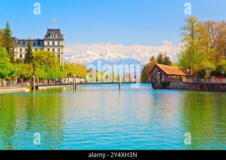 Vista panoramica della città di Thun, del lago di Thun, degli altopiani bernesi, delle Alpi svizzere Foto Stock