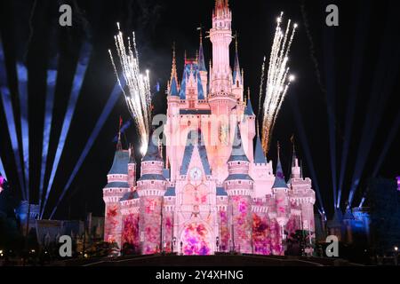 Urayasu, Giappone. 19 settembre 2024. Le mappe di proiezione e i Firewoks sono esposti sul castello di Cenerentola per la nuova attrazione "Reach for the Stars" in anteprima al Tokyo Disneyland di Urayasu, periferia di Tokyo giovedì 19 settembre 2024. Il parco a tema Disney inizierà il nuovo spettacolo serale dal 20 settembre. (Foto di Yoshio Tsunoda/AFLO) Foto Stock