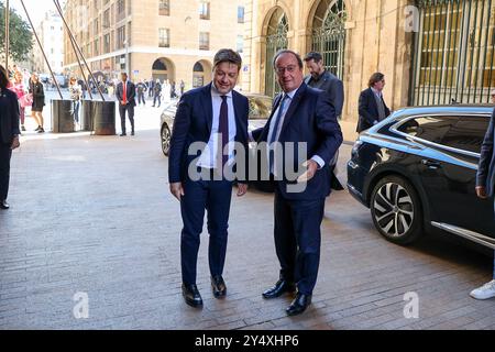 Marsiglia, Francia. 19 settembre 2024. Benoit Payan (R), sindaco di Marsiglia, dà il benvenuto all'ex presidente francese Francois Hollande (L) durante la sua visita a Marsiglia. L'ex presidente francese Francois Hollande si recò a Marsiglia per firmare un accordo tra la sua fondazione e la città di Marsiglia. Credito: SOPA Images Limited/Alamy Live News Foto Stock