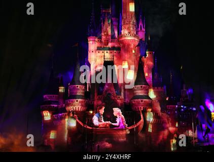 Urayasu, Giappone. 19 settembre 2024. Il personaggio del film Disney Rapunzel è esposto di proiezioni sul castello di Cenerentola per la nuova attrazione "Reach for the Stars" in anteprima al Tokyo Disneyland di Urayasu, nella periferia di Tokyo giovedì 19 settembre 2024. Il parco a tema Disney inizierà il nuovo spettacolo serale dal 20 settembre. (Foto di Yoshio Tsunoda/AFLO) Foto Stock