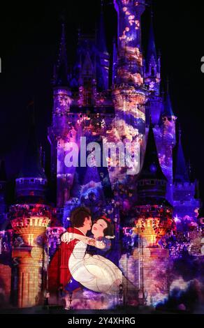 Urayasu, Giappone. 19 settembre 2024. Il personaggio del film Disney Biancaneve è esposto di proiezioni sul castello di Cenerentola per la nuova attrazione "Reach for the Stars" in anteprima al Tokyo Disneyland di Urayasu, nella periferia di Tokyo giovedì 19 settembre 2024. Il parco a tema Disney inizierà il nuovo spettacolo serale dal 20 settembre. (Foto di Yoshio Tsunoda/AFLO) Foto Stock