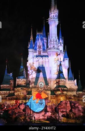 Urayasu, Giappone. 19 settembre 2024. Il personaggio del film Disney Winnie the Pooh è esposto di proiezioni sul castello di Cenerentola per la nuova attrazione "Reach for the Stars" in anteprima al Tokyo Disneyland di Urayasu, periferia di Tokyo giovedì 19 settembre 2024. Il parco a tema Disney inizierà il nuovo spettacolo serale dal 20 settembre. (Foto di Yoshio Tsunoda/AFLO) Foto Stock