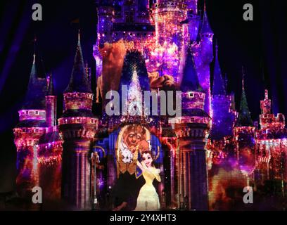 Urayasu, Giappone. 19 settembre 2024. Il personaggio del film Disney la bella e la bestia viene mostrato con una proiezione sul castello di Cenerentola per la nuova attrazione "Reach for the Stars" in anteprima al Tokyo Disneyland di Urayasu, periferia di Tokyo giovedì 19 settembre 2024. Il parco a tema Disney inizierà il nuovo spettacolo serale dal 20 settembre. (Foto di Yoshio Tsunoda/AFLO) Foto Stock