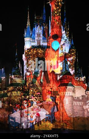 Urayasu, Giappone. 19 settembre 2024. Il personaggio del film Disney Winnie the Pooh è esposto di proiezioni sul castello di Cenerentola per la nuova attrazione "Reach for the Stars" in anteprima al Tokyo Disneyland di Urayasu, periferia di Tokyo giovedì 19 settembre 2024. Il parco a tema Disney inizierà il nuovo spettacolo serale dal 20 settembre. (Foto di Yoshio Tsunoda/AFLO) Foto Stock