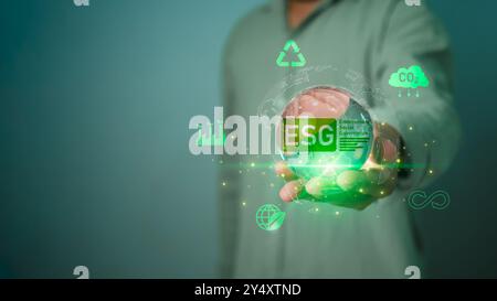 Uomo d'affari che detiene globo con ESG Icon Green Earth Concept for Environment Society and Governance Sustainable Environmental Concept of the World, GRE Foto Stock