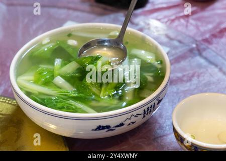 Cucina Sichuan semplice e autentica con zuppa di verdure a foglia verde Foto Stock