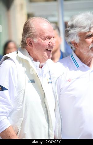 Il re Juan Carlos di Spagna partecipa alla terza serie della 6 metri di Coppa di Spagna giorno 1 al Sanxenxo Royal Yacht Club il 20 maggio 2022 a Sansenxo, in Spagna. Dopo quasi due anni di esilio negli Emirati Arabi Uniti a seguito di una serie di scandali finanziari, l'ex re di Spagna fa il suo primo viaggio di ritorno in Spagna, in una breve visita che ha suscitato critiche diffuse. Foto Stock