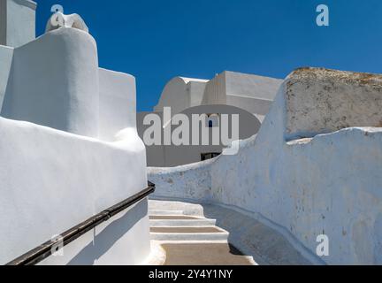 Abstract di pareti, gradini e angoli imbiancati. Megalochori, Santorini. Grecia. Foto Stock