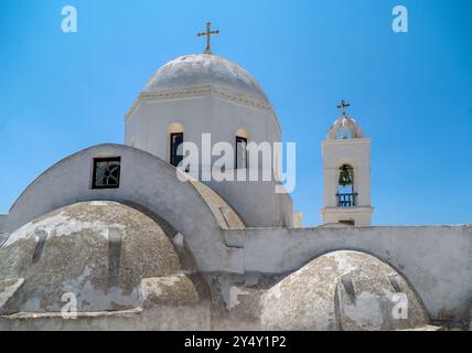 Chiesa tradizionale con pareti dipinte di bianco e campanile, Grecia, Santorini. Foto Stock