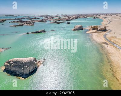 Fondali di Yardang e riflessi nel lago. Ubicazione: Parco geologico acquatico di Wusute Yadan, provincia di Qinghai, Cina, immagine aerea dei droni Foto Stock