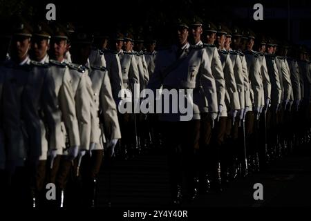 Santiago, metropolitana, Cile. 19 settembre 2024. La polizia cilena, Carabineros, si prepara alla parata militare annuale per celebrare il giorno dell'indipendenza e la giornata dell'esercito a Santiago, Cile. (Immagine di credito: © Matias Basualdo/ZUMA Press Wire) SOLO PER USO EDITORIALE! Non per USO commerciale! Foto Stock