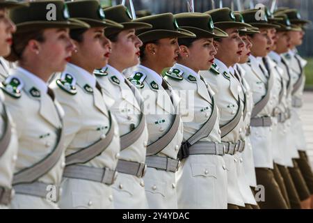 Santiago del Cile - 19 settembre 2024: Sfilata femminile dei Carabineros nel giorno delle glorie dell'esercito al Parco o'Higgins durante una cerimonia che dà il via alla sfilata delle Fiestas Patrias conosciuta come la Parada Militar. Questo evento, ricco di significato culturale, mette in mostra l'orgoglio e l'unità della nazione mentre i cileni celebrano il loro patrimonio. Foto: Lucas Aguayo / UNAR Photo Foto Stock