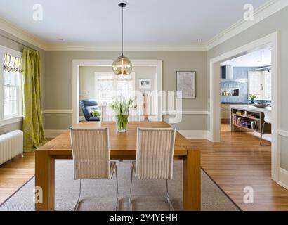 Vista dalla sala da pranzo alla cucina e al soggiorno Foto Stock