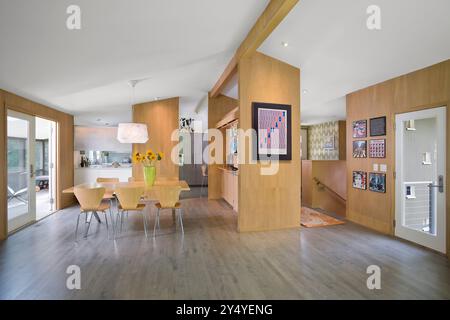 La pianta a pianta aperta di una casa ristrutturata di metà secolo mostra la sala da pranzo e la vista dalla cucina e dalla facciata della casa Foto Stock