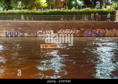 Una barriera di plastica galleggia sul fiume Oder. Wroclaw si sta preparando per un'ondata di inondazione sui fiumi causata da forti piogge in questa parte d'Europa. Per diversi giorni, inondazioni potenti e distruttive hanno colpito la Polonia meridionale, devastando interi villaggi e città. In Polonia, 10 persone sono già morte a causa delle inondazioni e i danni sono immensi. Molte persone sono rimaste senza casa, avendo perso i beni della loro vita. In risposta, è iniziata una mobilitazione nazionale in Polonia, con non solo i militari, ma anche i civili che offrono assistenza. Alcuni stanno riempiendo s. Foto Stock