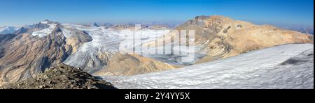 Vista panoramica panoramica panoramica del vasto ghiacciaio Waputik Ice Wapta Icefields. Niles Mountain Peak, arrampicata estiva nel parco nazionale di Yoho, Montagne Rocciose canadesi Foto Stock