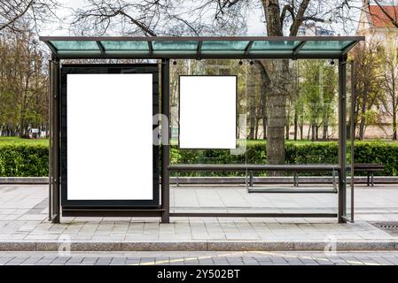 Bianco bianco bianco mockup di poster verticali affissioni in Una fermata dell'autobus Foto Stock
