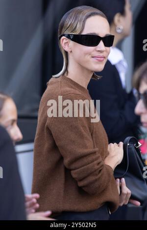 Un ospite arriva alla sfilata Prada durante la Milano Womenswear Primavera/Estate 2025 il 19 settembre 2024 a Milano, Italia. ©foto: Cinzia Camela. Foto Stock