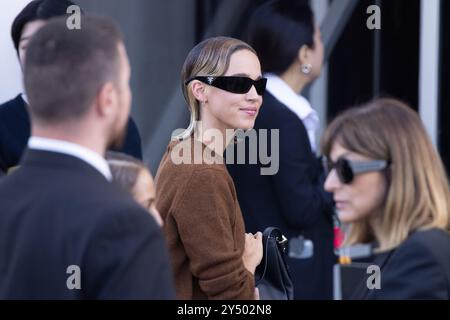 Un ospite arriva alla sfilata Prada durante la Milano Womenswear Primavera/Estate 2025 il 19 settembre 2024 a Milano, Italia. ©foto: Cinzia Camela. Foto Stock