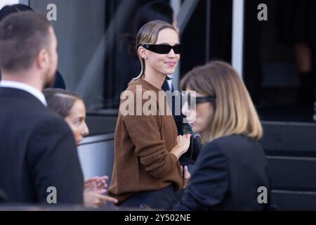 Un ospite arriva alla sfilata Prada durante la Milano Womenswear Primavera/Estate 2025 il 19 settembre 2024 a Milano, Italia. ©foto: Cinzia Camela. Foto Stock