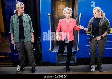 Kiew, Ucraina. 20 settembre 2024. Ursula von der Leyen (CDU, M), presidente della Commissione europea, arriva alla stazione centrale di Kiev. Crediti: Christoph Soeder/dpa Pool/dpa/Alamy Live News Foto Stock