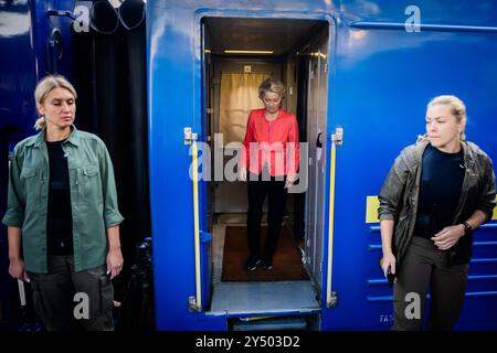 Kiew, Ucraina. 20 settembre 2024. Ursula von der Leyen (CDU, M), presidente della Commissione europea, arriva alla stazione centrale di Kiev. Crediti: Christoph Soeder/dpa Pool/dpa/Alamy Live News Foto Stock