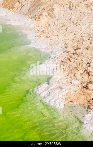 Primo piano sull'acqua salata e smeraldo di Qarhan o sul lago Chaerhan intorno alla città di Golmud, Qinghai, Cina, sfondo con spazio per testo Foto Stock