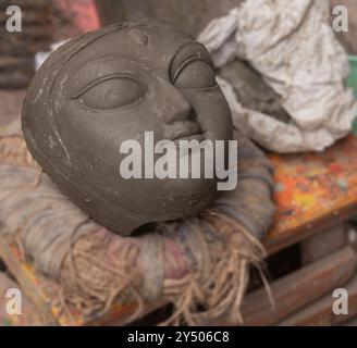 Idolo di argilla appena fatto di Goddess Durga tenuto capovolto per asciugare l'umidità Foto Stock