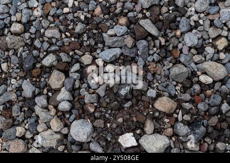 Superfici di terra con un tema di piccole rocce sul terreno Foto Stock