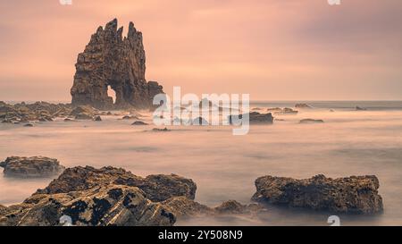 Una foto 16:9 di una mattina presto a Playa de Portizuelo, un sito patrimonio naturale situato nel comune di Valdés, nella regione di Vaqueira Foto Stock