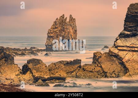 Una mattina presto a Playa de Portizuelo, un sito patrimonio naturale situato nel comune di Valdés, nella regione di Vaqueira nelle Asturie occidentali Foto Stock