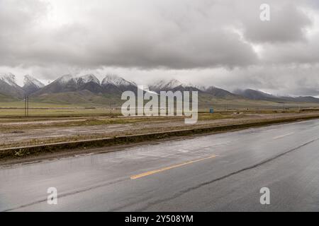 I treni sulla ferrovia Qinghai-Tibet corrono sui monti Kunlun e sul deserto del Gobi nell'area disabitata di Hoh Xil. Foto Stock