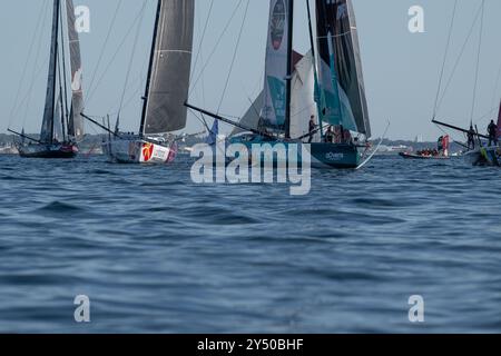 Thomas Ruyant VULNERABILE durante la partenza di 48 ore di le Defi Azimut, al largo di Lorient, Francia occidentale, il 15 settembre 2024 Foto Stock