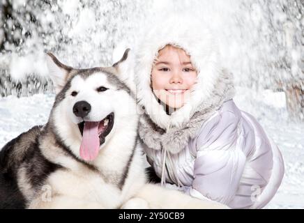 Ritratto di una bambina con cucciolo malamuto Foto Stock