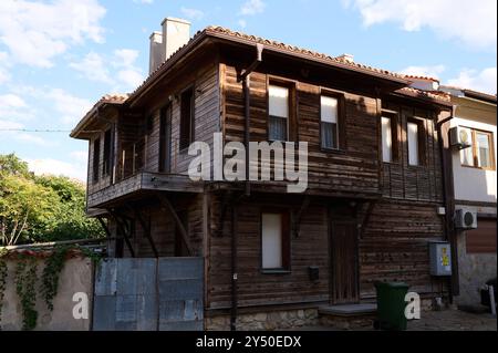 La tradizionale architettura in legno sorge in un quartiere storico sotto un cielo luminoso nel pomeriggio Foto Stock