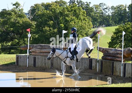 Laura Collett su Cooley Iceage, fase di cross country del concorso CCI-S YH2* (6 anni), Cornbury House Horse Trials 2024, Charlbury, Oxfordshire Foto Stock