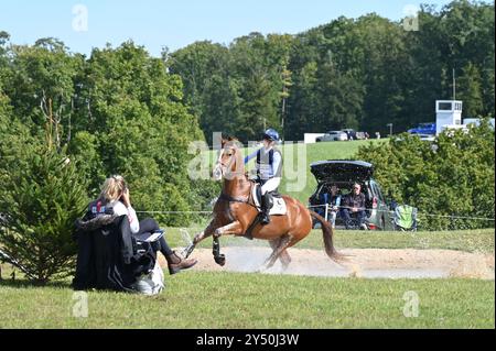 Ros Canter su Silversters Finesse, fase di cross country della competizione CCI-S YH3* (7 anni), Cornbury House Horse Trials 2024, Charlbury, Oxfordshire Foto Stock