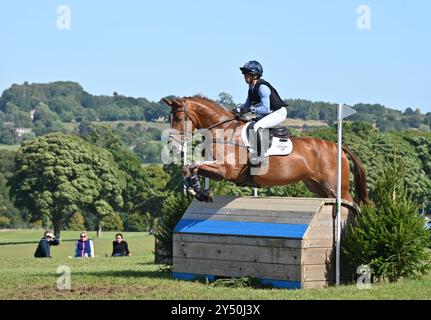 Ros Canter su Silversters Finesse, fase di cross country della competizione CCI-S YH3* (7 anni), Cornbury House Horse Trials 2024, Charlbury, Oxfordshire Foto Stock