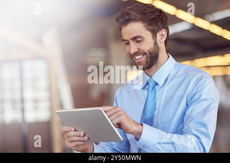 Sorridi, uomo d'affari e tablet per leggere e-mail, aggiornamenti sui profitti o notifiche per report sul budget. Tecnologia digitale, app Work and Scroll per Foto Stock