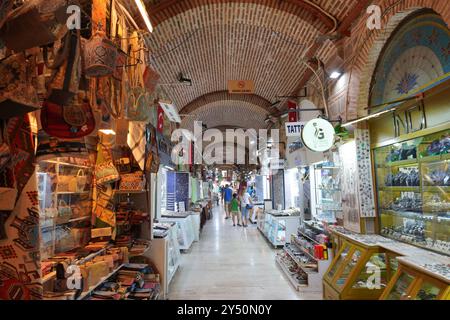 IZMIR, TURKIYE - 4 LUGLIO 2023: Persone che fanno shopping nel vecchio bazar di Kizlaragasi, dove è stato costruito nel 1744 e uno dei bazar tradizionali più popolari di Iz Foto Stock