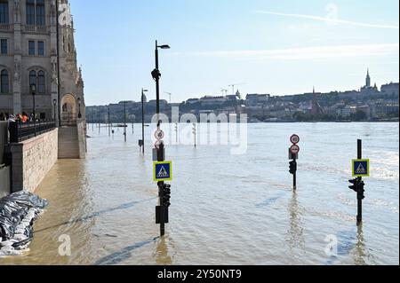 Budapest, 190924. A causa del livello record del livello dell'acqua del Danubio a causa delle forti piogge durante il pomeriggio, la città si sta seriamente preparando per possibili inondazioni. Foto: Vanesa Pandzic / CROPIX Copyright: XxVanesaxPandzicx budimpesta dunav23-190924 Foto Stock