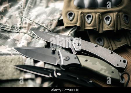 Oggetti tattici, attrezzature militari. attenzione selettiva al coltello pieghevole. Foto Stock