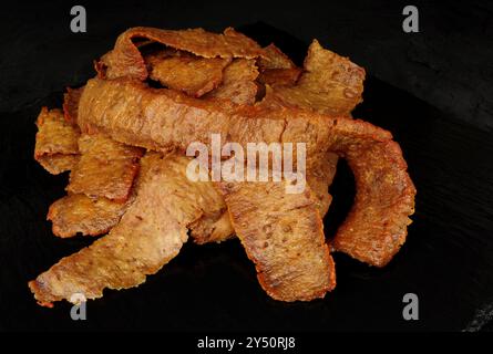 Gruppo di fette di kebab cotte a base di carne di pollo e manzo Foto Stock