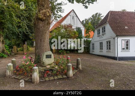 Impressioni a Sieseby. Pietra commemorativa per il Kaiser Guglielmo i di fronte alla sala parrocchiale della chiesa protestante e al cimitero. Dorfstraße, Schlei-Ostsee, Schleswig-Holstein, Germania Foto Stock