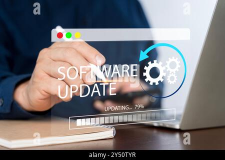 Uomo che lavora e installa il processo di aggiornamento. Aggiornamenti software o aggiornamenti del sistema operativo per mantenere aggiornato il dispositivo con funzionalità avanzate in Foto Stock