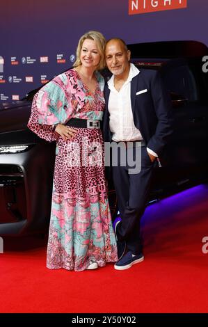 Erdogan Atalay mit Ehefrau Katja Ohneck bei der Bunte BMW Night im Museum Sammlung Philara. Düsseldorf, 19.09.2024 *** Erdogan Atalay con sua moglie Katja Ohneck alla Bunte BMW Night al Museo Sammlung Philara Düsseldorf, 19 09 2024 foto:XR.xStoffelsx/xFuturexImagex bunte bmw 4927 Foto Stock