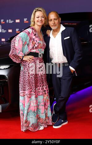 Erdogan Atalay mit Ehefrau Katja Ohneck bei der Bunte BMW Night im Museum Sammlung Philara. Düsseldorf, 19.09.2024 *** Erdogan Atalay con sua moglie Katja Ohneck alla Bunte BMW Night al Museo Sammlung Philara Düsseldorf, 19 09 2024 foto:XR.xStoffelsx/xFuturexImagex bunte bmw 4929 Foto Stock