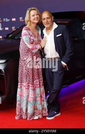 Erdogan Atalay mit Ehefrau Katja Ohneck bei der Bunte BMW Night im Museum Sammlung Philara. Düsseldorf, 19.09.2024 *** Erdogan Atalay con sua moglie Katja Ohneck alla Bunte BMW Night al Museo Sammlung Philara Düsseldorf, 19 09 2024 foto:XR.xStoffelsx/xFuturexImagex bunte bmw 4928 Foto Stock