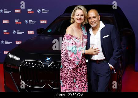 Erdogan Atalay mit Ehefrau Katja Ohneck bei der Bunte BMW Night im Museum Sammlung Philara. Düsseldorf, 19.09.2024 *** Erdogan Atalay con sua moglie Katja Ohneck alla Bunte BMW Night al Museo Sammlung Philara Düsseldorf, 19 09 2024 foto:XR.xStoffelsx/xFuturexImagex bunte bmw 4932 Foto Stock